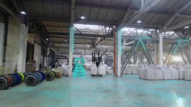 Forklift depodan geçiyor. Fabrika konseptinde çalışmak. Fabrikanın deposunda modern teknolojilerin görselleştirilmesi.