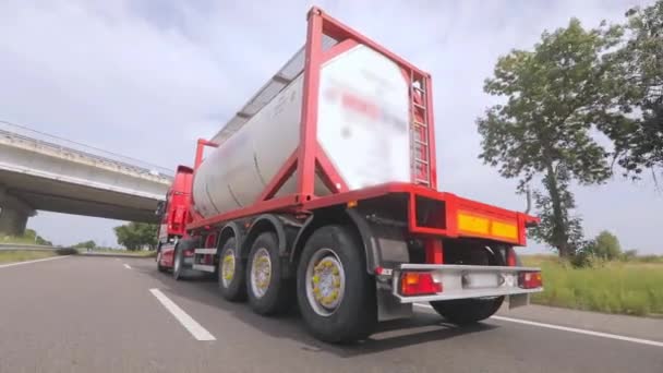 Camion Stanno Guidando Lungo Strada Camion Con Camion Cisterna Guida — Video Stock
