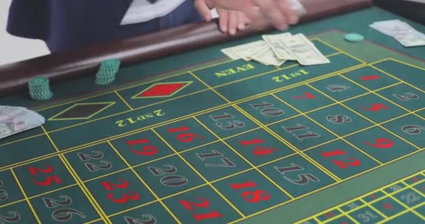 Givaren Delar Korten Croupier Lägger Korten Bordet Trick Med Kort — Stockvideo