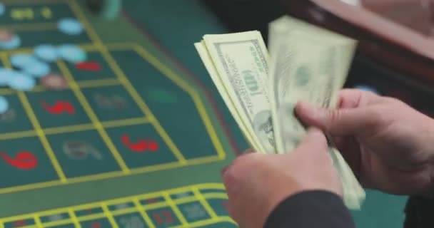 Oyuncu Dolarları Sayar Kumarhanedeki Bir Oyuncu Para Sayar Kumarhanede Kazandıklarımı — Stok video