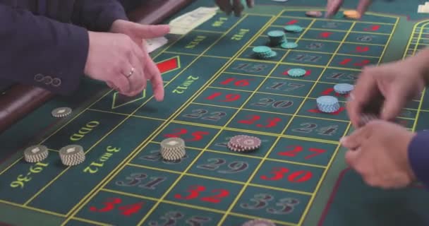 轮盘赌选手下注 赌场的玩家下注了轮盘赌选手把筹码放在赌桌上 — 图库视频影像
