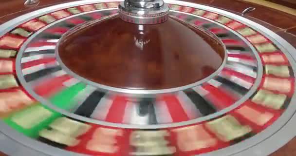 Pörgő Rulett Egy Kaszinóban Krupié Spinning Roulette Wheel Spinning Rulett — Stock videók