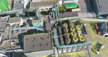 Dünya çapındaki ortaklarla iletişimin görselleştirilmesi. Modern fabrika kavramı, insansız hava aracı görüşü.