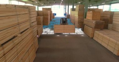 Bir forklift kereste yığınının üzerinden geçer. Kereste fabrikasında modern teknolojiler. Kereste deposunda yapay zeka.