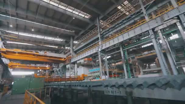 金属轧制车间在金属生产车间内 一个现代化的金属轧制厂从内部 冶金厂的工业内部 — 图库视频影像