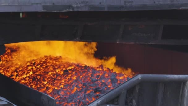 Горячий Коксовый Уголь Покидает Печь Процесс Коксования Угля Процесс Производства — стоковое видео