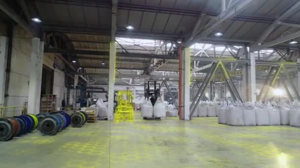 叉车穿过仓库 工厂概念中的工作流 工厂仓库中现代技术的可视化 — 图库视频影像