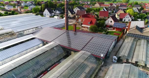 Pannelli Solari Sul Tetto Edificio Moderno Complesso Serra Città Accanto — Video Stock
