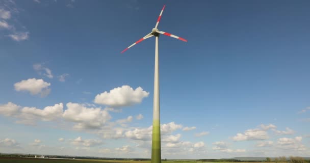 Ветряная Турбина Зеленом Поле Против Голубого Неба Облаками Ветрогенератор Поле — стоковое видео