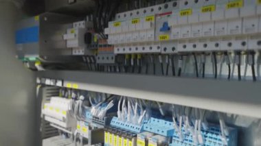 Bir endüstriyel jeneratörün elektrik paneli. İçerideki jeneratörün dağıtım panosu. Dizel jeneratörün dağıtım panosu.