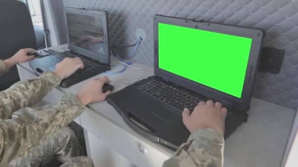 Wojskowy Kontroluje Drona Laptopie Kontrola Dronów Wojskowych Wojskowy Punkt Kontroli — Wideo stockowe