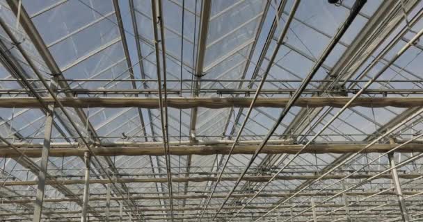 温室内の屋根の自動閉鎖 近代的な温室で閉鎖するシャッターのタイムラプス 温室の屋根の自動ブラインドを閉じるプロセス — ストック動画