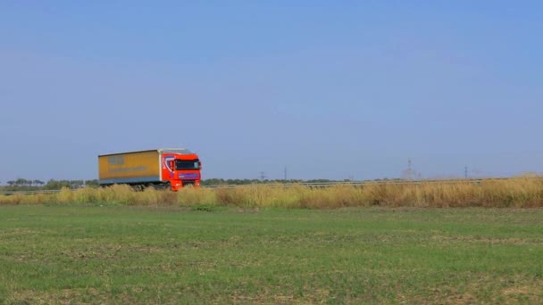 Camión Conduce Largo Carretera Tiempo Soleado Camión Viaja Por Una — Vídeo de stock