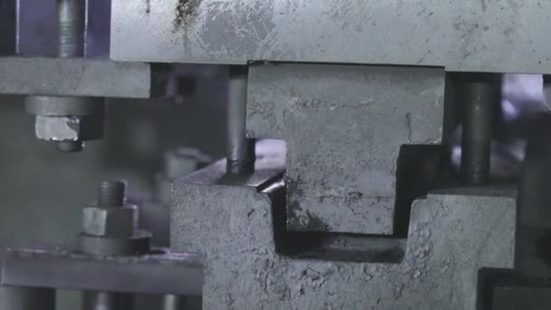 Stanzung Eines Metallteils Der Maschine Biegen Eines Teils Einer Maschine — Stockvideo