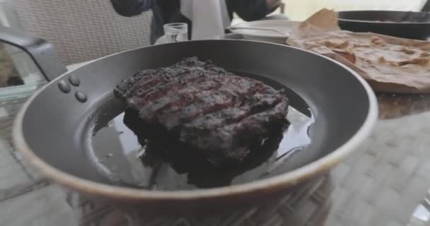 Большой Кусок Мяса Сковороде Бифштекс Кастрюле Сочный Кусок Мяса Кастрюле — стоковое видео