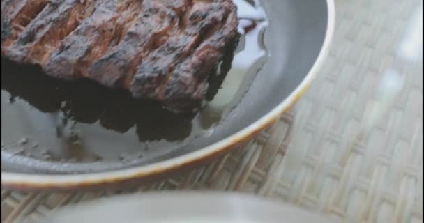 Een Groot Stuk Vlees Een Koekenpan Biefstuk Een Pan Sappig — Stockvideo