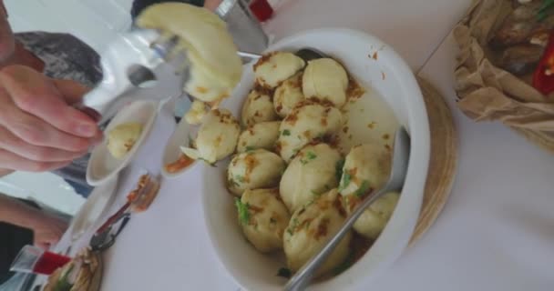 土豆饺子 有乌克兰菜的漂亮桌子 乌克兰民间烹饪 乌克兰语菜 — 图库视频影像