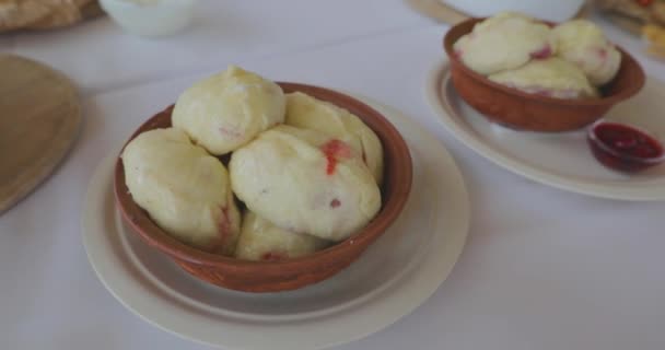 Vareniki与樱桃 有乌克兰菜的漂亮桌子 乌克兰民间烹饪 乌克兰语菜 — 图库视频影像