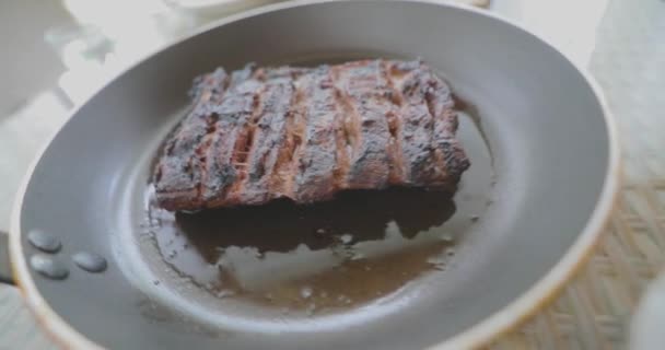 Duży Kawałek Mięsa Patelni Stek Wołowy Patelni Soczysty Kawałek Mięsa — Wideo stockowe