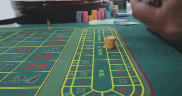 Roulettespieler Schließen Eine Wette Casino Spieler Schließen Eine Wette Ein — Stockvideo