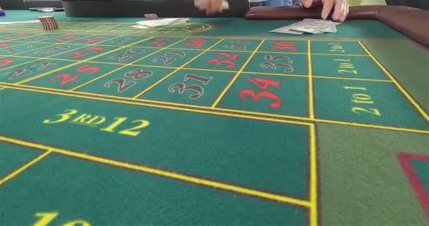 Krupiye Oyun Masasına Kart Atar Bir Adam Poker Masasına Kart — Stok video