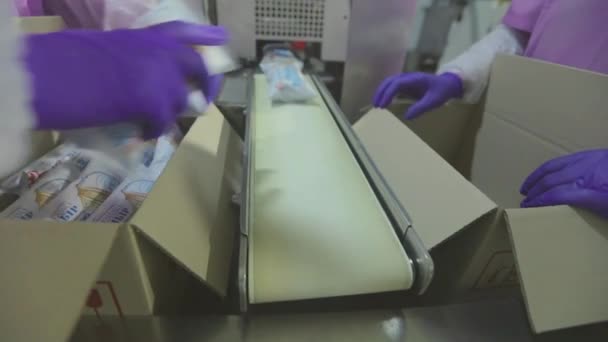 工人们把冰淇淋放进箱子里 女人把冰淇淋装进箱子里 工厂工作流程 — 图库视频影像