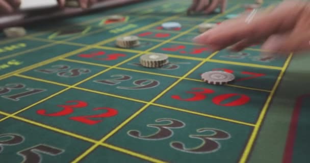 ルーレット選手は賭けをする カジノの選手は賭けをする ルーレットプレーヤーはゲームテーブルにチップを配置する — ストック動画