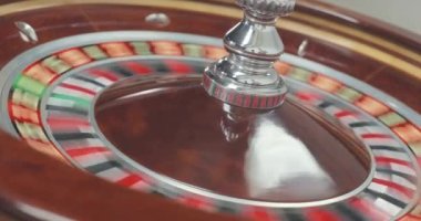 Kumarhanede dönen rulet. Krupiye Rulet Çarkı 'nı döndürüyor. Kumarhanede yakın plan çevirme ruleti. Reletka yakın plan.