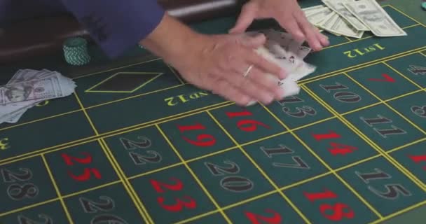 经销商处理这些卡片 那个赌台把牌放在桌上 桌上放着纸牌的小把戏这个赌台是玩纸牌把戏的 — 图库视频影像