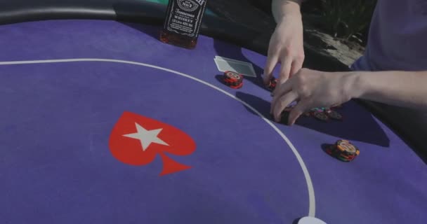 Ένας Παίκτης Του Πόκερ Πετάει Μάρκες Στο Τραπέζι Ένας Παίκτης — Αρχείο Βίντεο