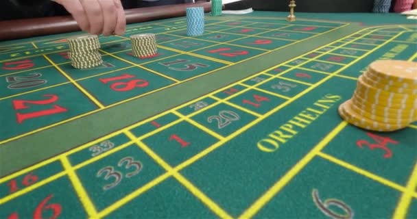 ルーレット選手は賭けをする カジノの選手は賭けをする ルーレットプレーヤーはゲームテーブルにチップを配置する — ストック動画