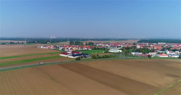 小さなヨーロッパの都市の航空ビュー ドイツの村の空の景色 小さな町の近くの農地 ヨーロッパの風景 — ストック動画