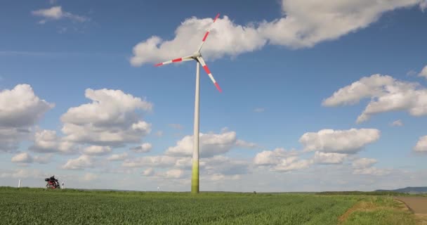 Turbina Wiatrowa Zielonym Polu Przeciw Błękitnemu Niebu Chmurami Generator Wiatru — Wideo stockowe
