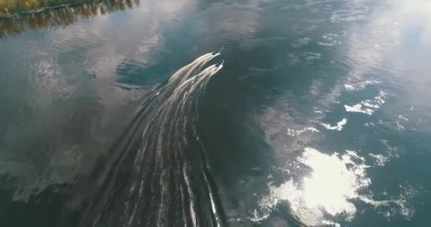 Los Barcos Patrulleros Navegan Largo Del Río Como Desde Dron — Vídeos de Stock