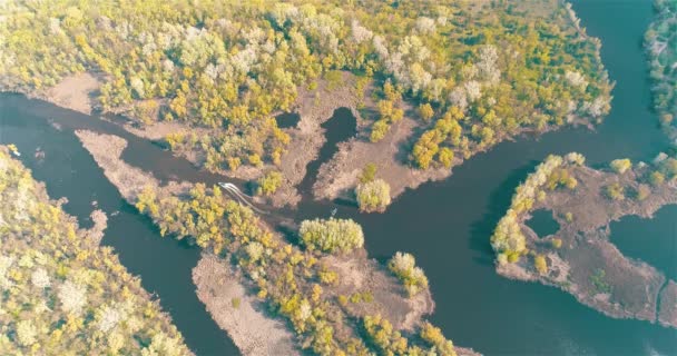 Patrouilleboten Varen Langs Rivier Gezien Vanaf Een Drone Een Snelle — Stockvideo
