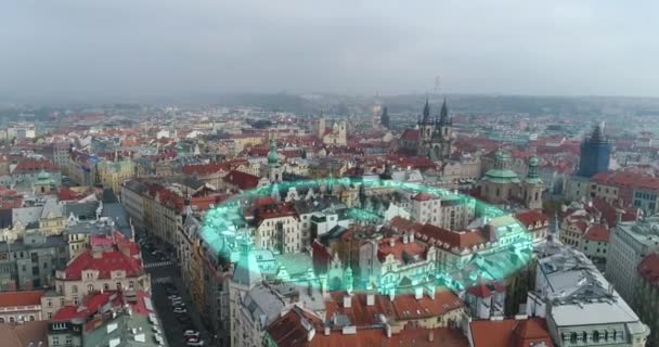 プラハの旧市街でのインターネット接続の伝送を視覚化する プラハの建物の屋根上の電気通信塔は インターネットコンセプトを配信 — ストック動画