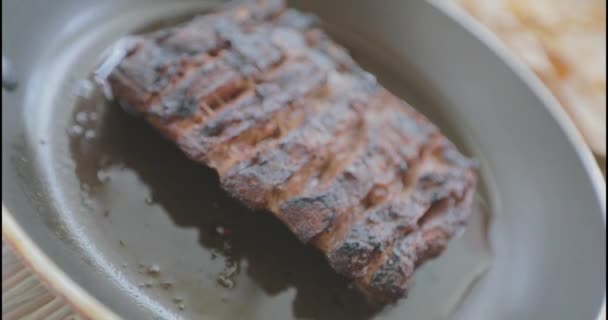 Sepotong Besar Daging Dalam Wajan Steak Sapi Dalam Panci Daging — Stok Video