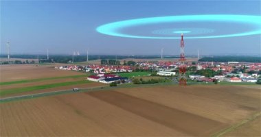 Telekomünikasyon kulesi internet konsepti dağıtır. Telekomünikasyon kulesinden veri iletimi kavramı. Telekomünikasyon kulesinden mobil veri iletiminin görselleştirilmesi.