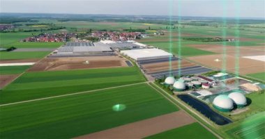 Tarımsal İHA 'lar arazi konsepti üzerinde uçuyor. Agro drone alanı tarıyor. Modern tarım insansız hava araçlarının sahada uçtuğunu hayal etmek. Tarlaları ilaçlayan bir tarım aracı..