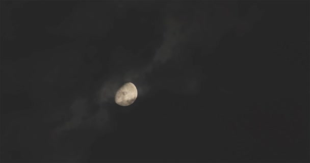 Lune Brillante Dans Ciel Nocturne Sur Fond Nuages Flottants Pleine — Video
