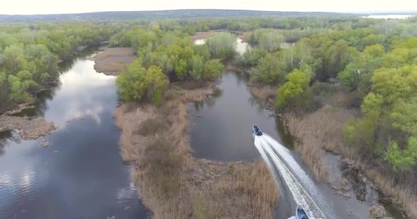 Patrouillenboote Fahren Den Fluss Entlang Von Einer Drohne Aus Gesehen — Stockvideo