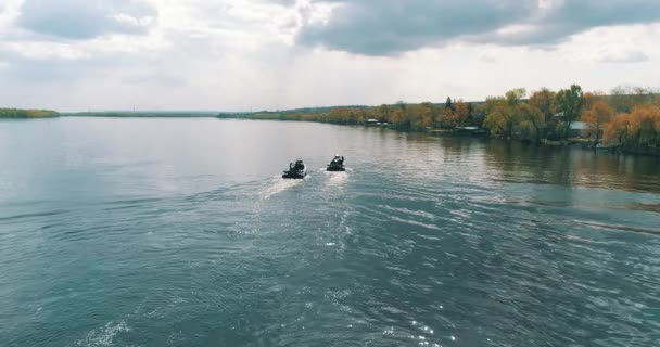 Łodzie Patrolowe Pływają Wzdłuż Rzeki Widziane Drona Szybka Łódź Patrolowa — Wideo stockowe
