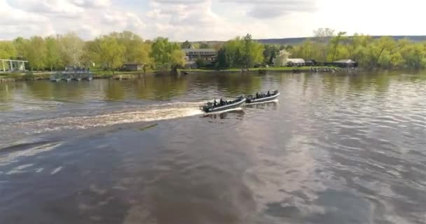 Patrullbåtar Seglar Längs Floden Sett Utifrån Drönare Höghastighetspatrullbåt Floden Båten — Stockvideo