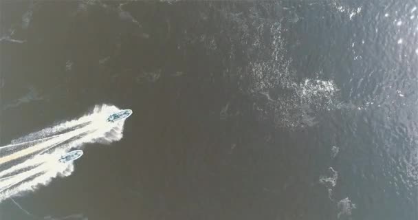 Los Barcos Patrulleros Navegan Largo Del Río Como Desde Dron — Vídeo de stock