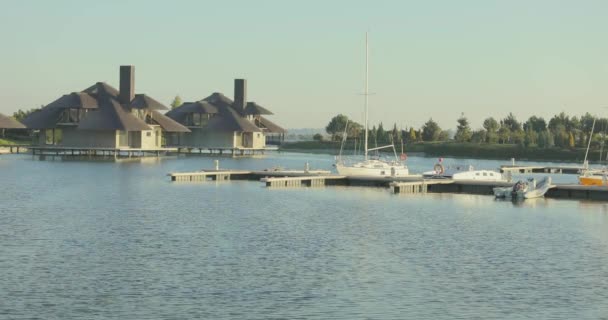 池塘边的度假别墅 湖边的精英娱乐区 湖边的小木屋 — 图库视频影像