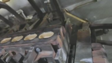 Waffle fincanı yapıyorum. Dondurma için gofret kabı üretimi. Waffle fincanı yakın plan.