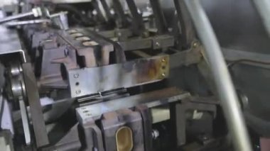 Waffle fincanı yapıyorum. Dondurma için gofret kabı üretimi. Waffle fincanı yakın plan.