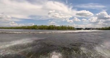 Bir motorlu tekne nehirde yüzüyor. Bir devriye botu nehir boyunca gidiyor. Askerî bir gemi nehirde yelken açar..