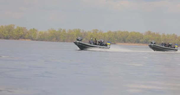 Bateau Moteur Flotte Dans Rivière Patrouilleur Navigue Long Rivière Bateau — Video
