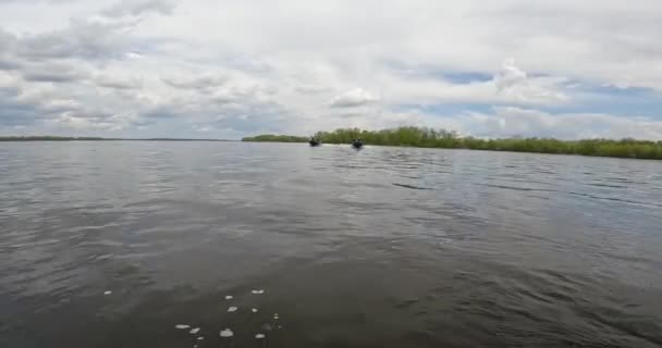 Bir Motorlu Tekne Nehirde Yüzüyor Bir Devriye Botu Nehir Boyunca — Stok video
